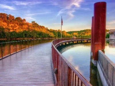 Scenic Walks & Downtown Strolls